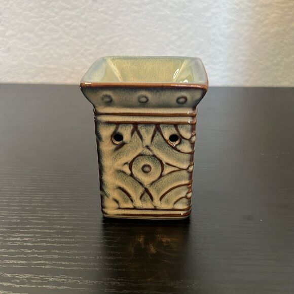 Scentsy Plug-In Wall Warmer - Lenore - New - Discontinued - Picture 1 of 5